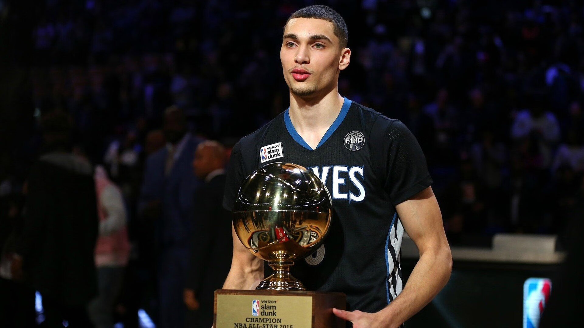 国际轮滑节花式项目竞赛 三圈转体与后退滑行成亮点